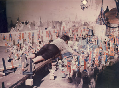 Mit gigantischem Aufwand an Mensch und Material entstand um 1960 Die seltsame Historia von den Schiltbürgern. Hier arbeitet Animatorin Ina Rarisch. ©DIAF