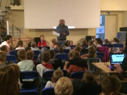 Prof. Jacek Adamczak bei einer Filmvorführung vor Kindern. ©DIAF/Till Grahl