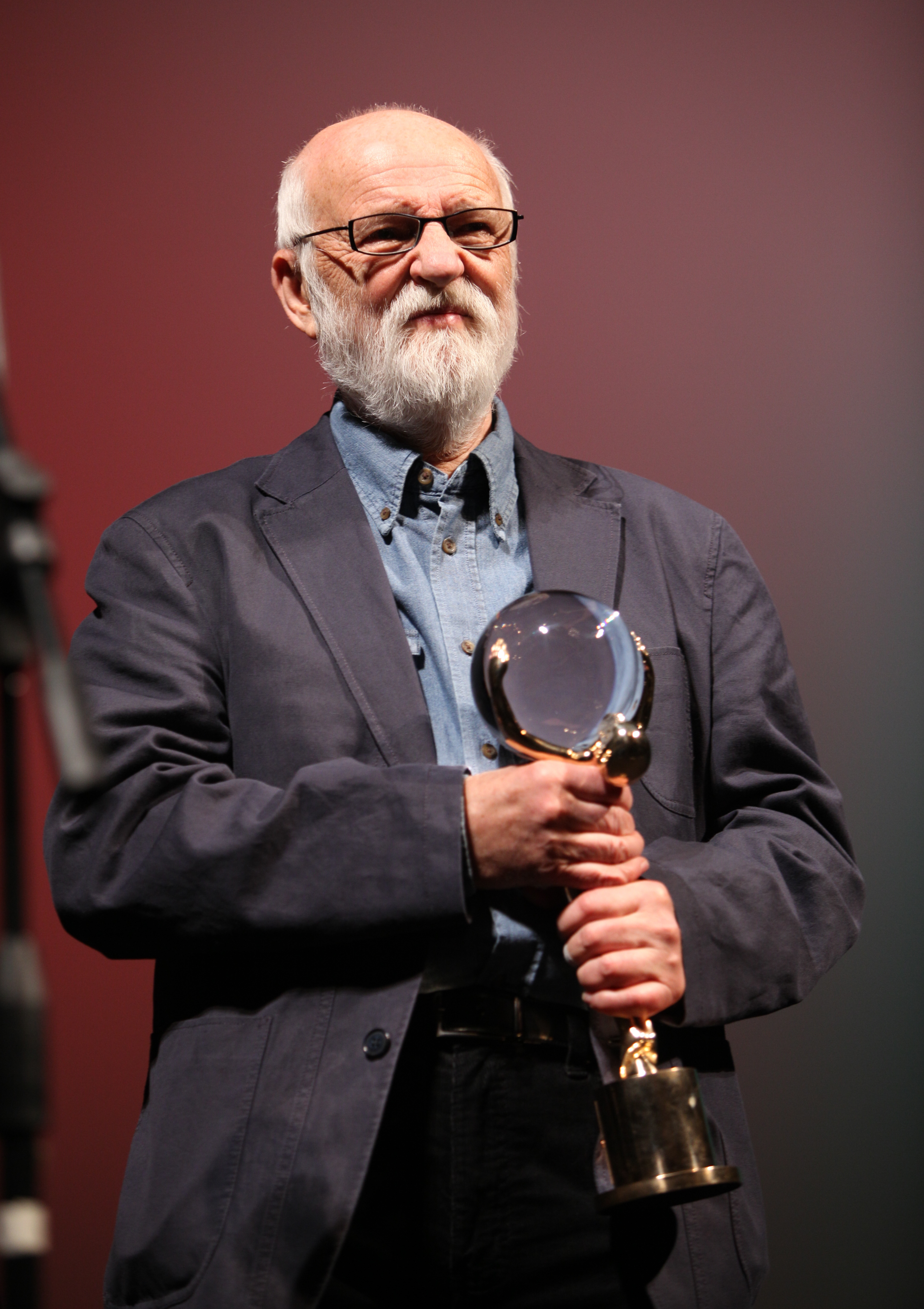 Jan Švankmajer 2009 mit dem Spezial-Kristallglobus für seinen herausragenden künstlerischen Beitrag zum Weltkino, den er beim Filmfestival in Karlovy Vary erhalten hat. ©Petr Novák, Wikipedia, Wikimedia Commons, CC-BY-SA 3.0