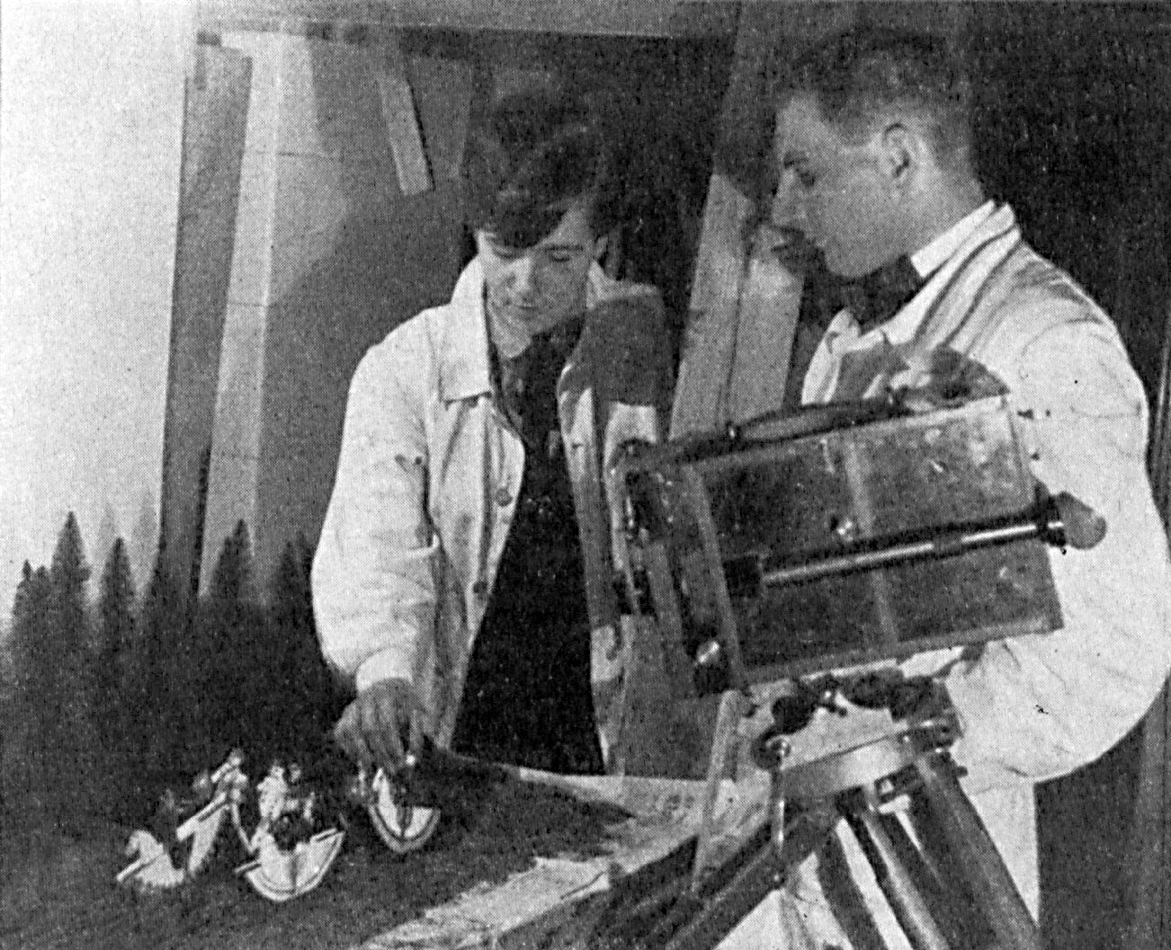 Alex Strasser beim Animieren von Die Landpartie, 1927, vermutlich mit Ehefrau, Quelle: Film für Alle, Heft 6/Juni 1929, S. 159