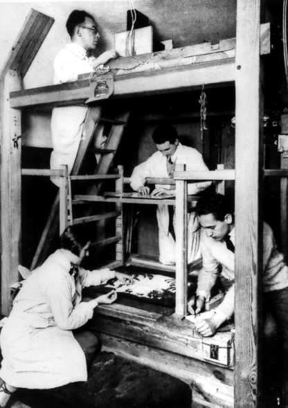 Lotte Reiniger, Carl Koch (auf der Leiter), Walter Türck und Alexander Kardan (v. l.) bei der Arbeit an „Die Abenteuer des Prinzen Achmed“, Mitte 1920er Jahre, ©Christel Strobel, Agentur für Primrose Film Productions