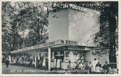 Mauxion-Schokotrunk-Verkaufsstand auf der Internationalen Hygiene-Ausstellung in Dresden 1930, Quelle: historische Ansichtskarte, Wikimedia Commons, Lizenz: gemeinfrei