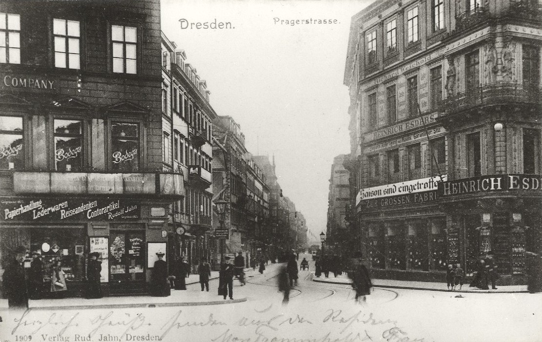 Das Dresdner Kaufhaus Esders (rechts) vor dem Umbau 1908, Quelle: Verlag Rud. Jahn, Dresden, Wikimedia Commons, Lizenz: gemeinfrei