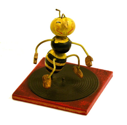 Holzfigur des Hauptcharakters aus Verwitterte Melodie: Die Wespe tanzt auf einem Plattenspieler. ©DIAF/Sammlung J. P. Storm, Foto: DIAF/Tröger