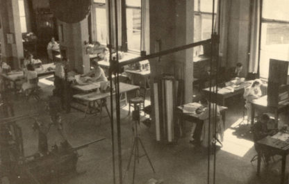 Arbeiten im Tanzsaal: Blick ins Potsdamer Studio von Hans Fischerkoesen im ehemaligen Gasthauses "Mühlenberggrotte", Marienstraße/später Gregor-Mendel-Straße 29. ©DIAF/Sammlung J. P. Storm