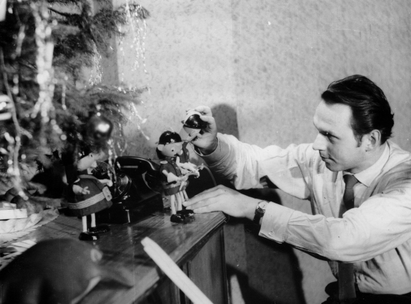Gerhard Behrendt bei der Arbeit an Alarm unterm Weihnachtsbaum, Gerhard Behrendt, DDR 1956. ©Archiv Petzold
