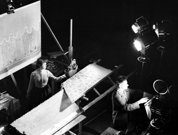 Was macht ein Seemann, wenn er Sehnsucht hat?, Peter Blümel, DDR 1958. Arbeitsfoto mit Kameramann Horst Walther und Animatorin Ingeborg Blümel. ©Archiv Blümel