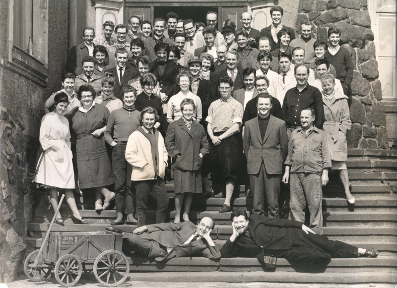 Gruppenfoto mit einigen der ersten Mitarbeiter auf der Eingangstreppe des Studios, um 1955. ©DIAF