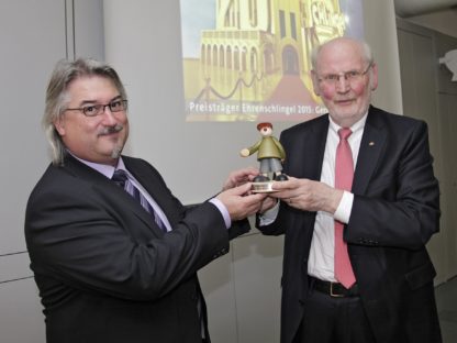 Maus-"Vater" Gert K. Müntefering (rechts) erhielt 2015 den Ehrenschlingel des Chemnitzer Filmfestivals SCHLiNGEL aus den Händen von Festivaldirektor Michael Harbauer. ©Film Festival SCHLiNGEL