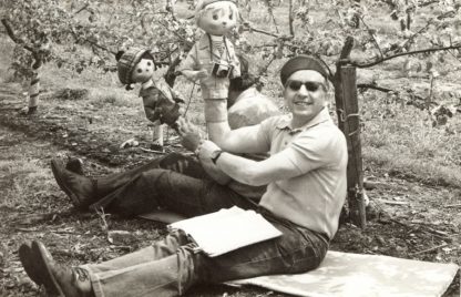 Dreharbeiten für Mit Jan und Tini auf Reisen in den Obstplantagen von Dresden-Pillnitz: Puppenspieler Hans Claus (vorn) und Arnim Rüdiger. ©DIAF