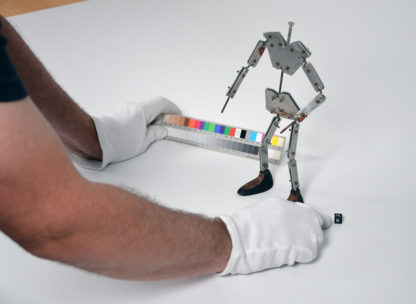 Farbkeil, Maßstabswürfel und Handschuhe – wichtige Arbeitsmittel beim Archivalien-Fotografieren. ©DIAF/Tanja Tröger