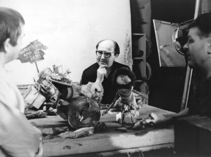 Kurt Weiler (Mitte) bei den Dreharbeiten zu Nörgel & Söhne en gros und en detail – Pfingsten im Jahre 4968 vor unserer Zeitrechnung (1968). ©DIAF/Nachlass Kurt Weiler