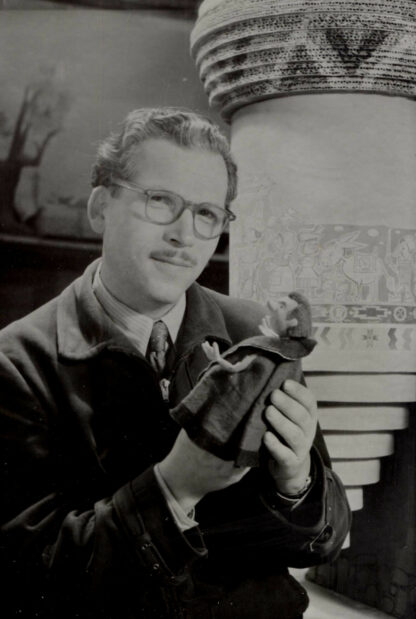 Regisseur Johannes (Jan) Hempel mit einer Schiltbürger-Animationsfigur. ©DIAF