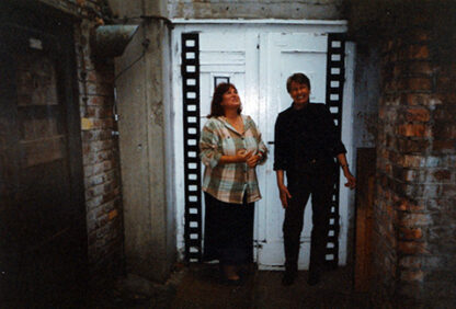 Sabine Scholze (l). und Barbara Atanassow vor der Archivtür. ©DIAF-Archiv