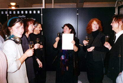 Eröffnung der Silhouettenausstellung 1995: Barbara Barlet (1. v. l.) und Sabine Scholze (M.) mit Petra (2. v. r.) und Christian Löser (3. v. l.) und Elke Scharfe (1. v. r.) von der ehemaligen Werbeagentur Löser+Partner. ©DIAF-Archiv