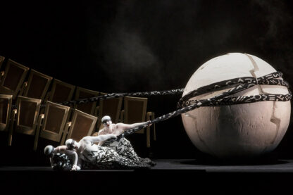 Szene mit den Nornen aus „Götterdämmerung“ an der Dresdner Semperoper. ©Staatsoper Dresden/Klaus Gigga