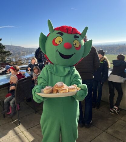 Pfannkuchen-Teufelchen auf der Terrasse des Lingnerschlosses. ©Förderverein Lingnerschloss e. V.