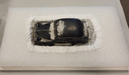 Ein Auto aus dem Filmmuseum Potsdam in einem Block Styropor und einem „Bett“ aus Tyvek. Der Vliesstoff wird in eine in das Styropor eingeschnittene Ritze geklemmt. ©DIAF/Meier