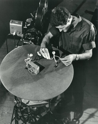 Jörg Herrmann animiert seinen Film Der Fachmann (aus der Serie Filopat und Patafil, 1965) im DEFA-Studio für Trickfilme Dresden. ©DIAF