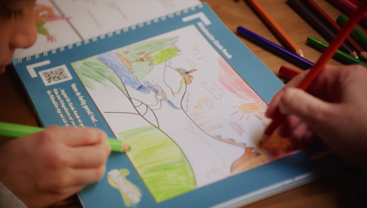 Kinder bemalen eine Malvorlage. ©Mitmalfilm