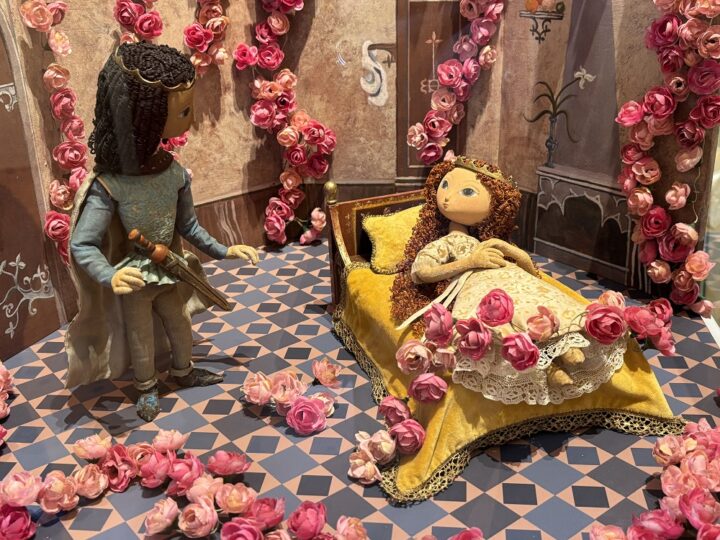 Szenenbild mit Originalfiguren und -requisiten aus Dornröschen, Katja Georgi, DDR 1967. ©DIAF/Grahl