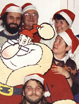 Helga Eckhold (rechts Mitte) mit einem Teil des Weihnachtsmärchen-Teams. Helga Eckhold, etwa 1960er Jahre. ©DIAF