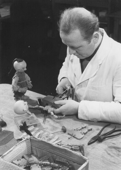 Willibald Hofmann arbeitet an Figuren für Das Zauberfaß (Herbert K. Schulz, DDR 1957). ©DIAF/Nachlass Schulz/Küssner